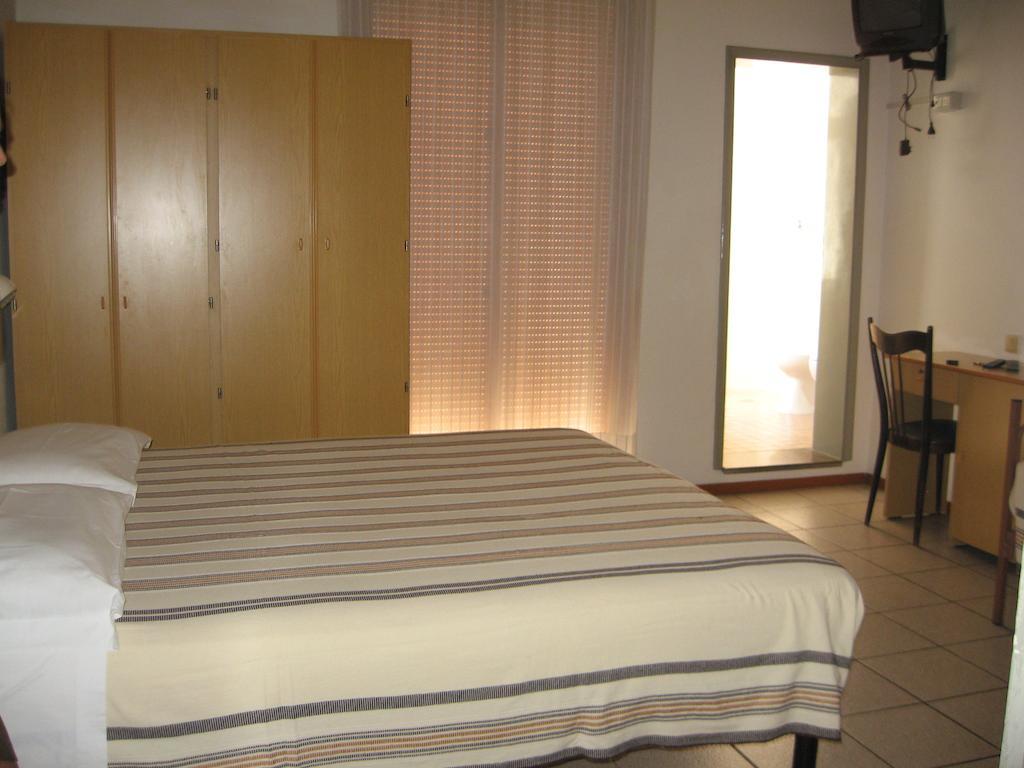 Hotel Eleonora Rimini Zimmer foto